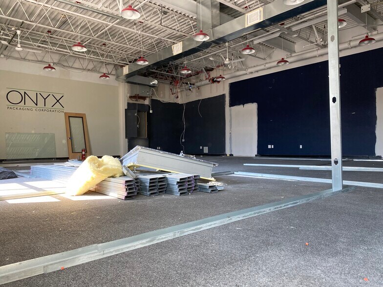 150 Eileen Way, Syosset, NY à louer - Photo du bâtiment - Image 2 de 7