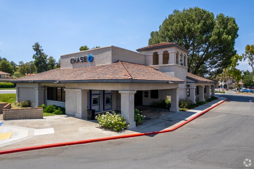 25882 McBean Pky, Valencia, CA à louer - Photo du bâtiment - Image 1 de 3