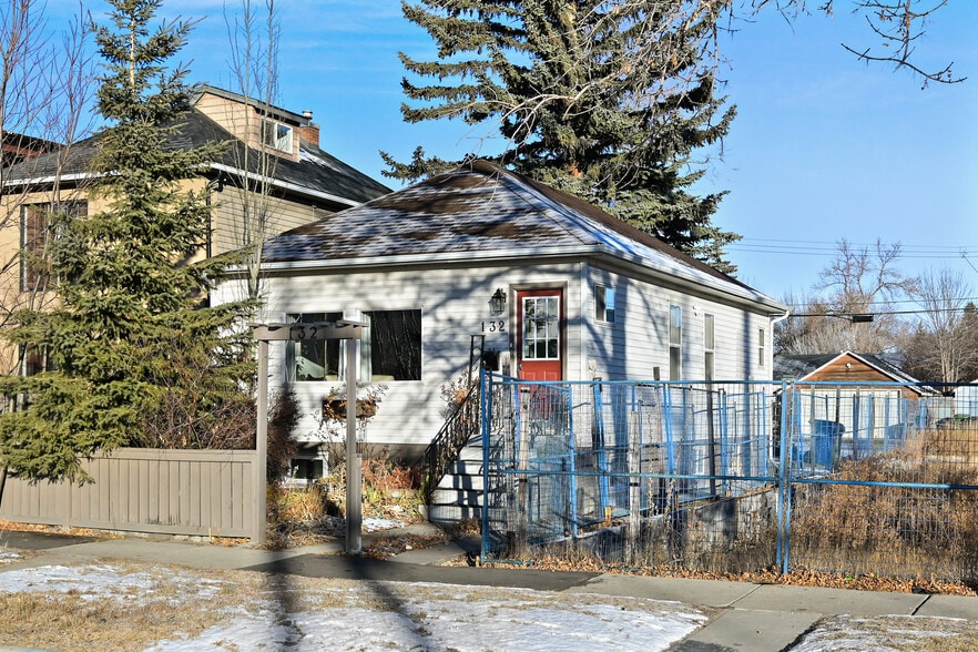 132 17 Avenue NW, Calgary, AB à vendre - Photo principale - Image 1 de 35