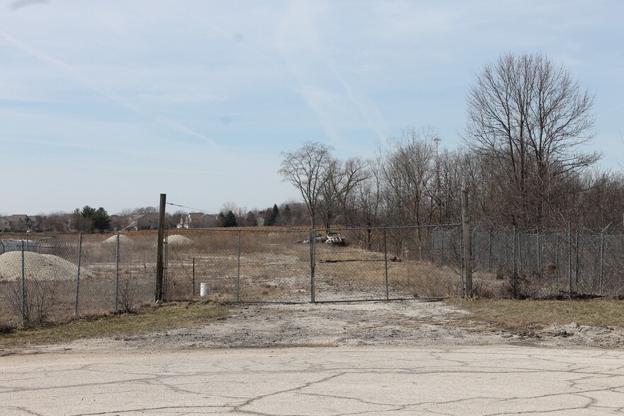 1002 Old Eola Rd, Aurora, IL for sale - Building Photo - Image 2 of 4