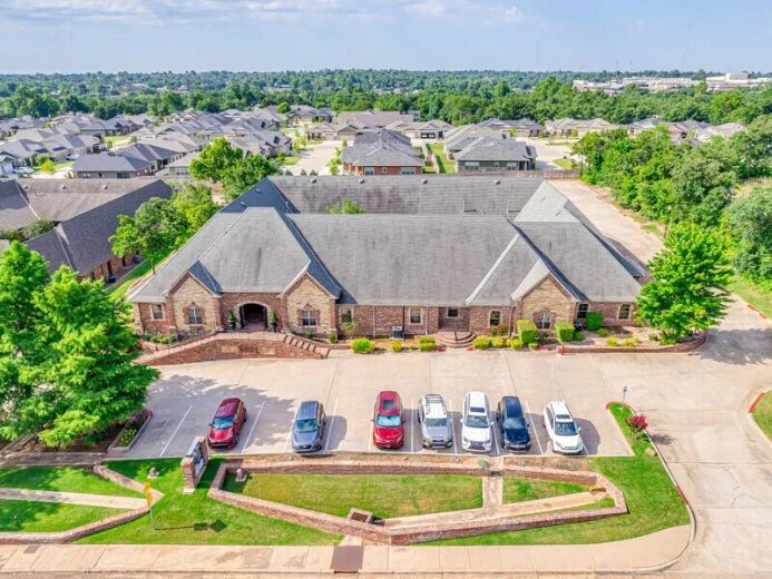 1218 E 9th St, Edmond, OK à louer Photo du bâtiment- Image 1 de 21