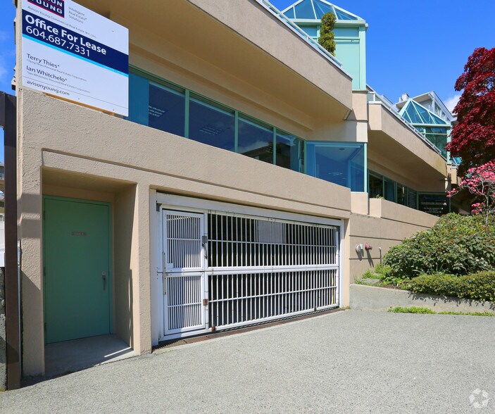 565 17th St W, West Vancouver, BC à louer - Photo du bâtiment - Image 3 de 5