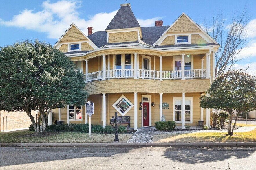 123 W Doyle St, Granbury, TX à vendre - Photo du bâtiment - Image 2 de 14