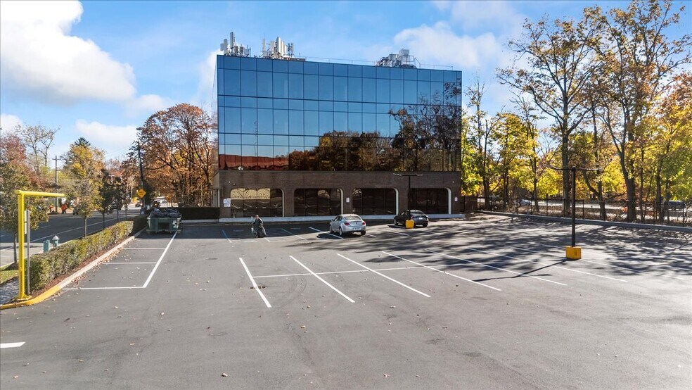 1975 Linden Blvd, Elmont, NY à louer - Photo du bâtiment - Image 2 de 12