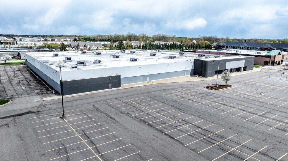 35700 Van Dyke Ave, Sterling Heights, MI à louer - Photo du bâtiment - Image 2 de 26