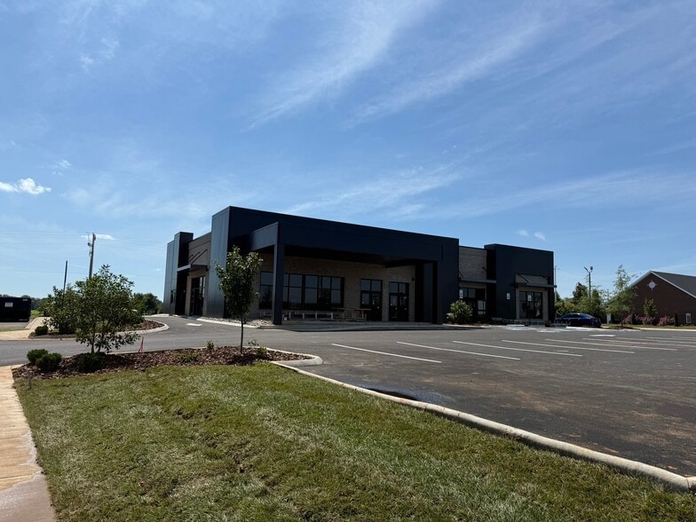 750 Lovers Ln, Bowling Green, KY for lease - Building Photo - Image 1 of 12