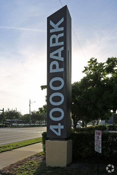 4000 S 57th Ave, Lake Worth, FL à louer - Photo du bâtiment - Image 2 de 12