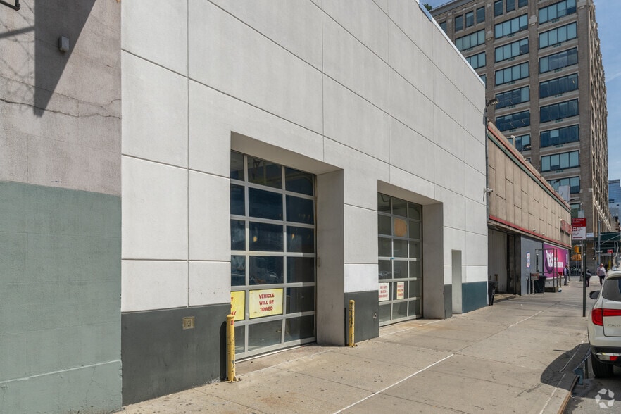627 11th Ave, New York, NY à vendre - Photo du bâtiment - Image 3 de 7