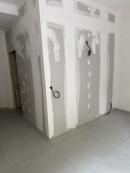 Retail in Paris for lease - Interior Photo - Image 3 of 4