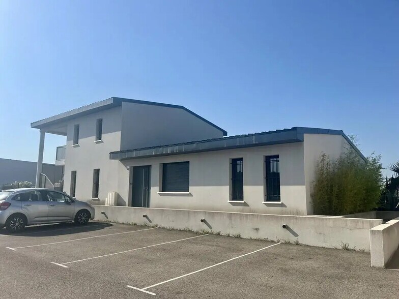 Bureau dans Graveson à louer - Photo du bâtiment - Image 1 de 11