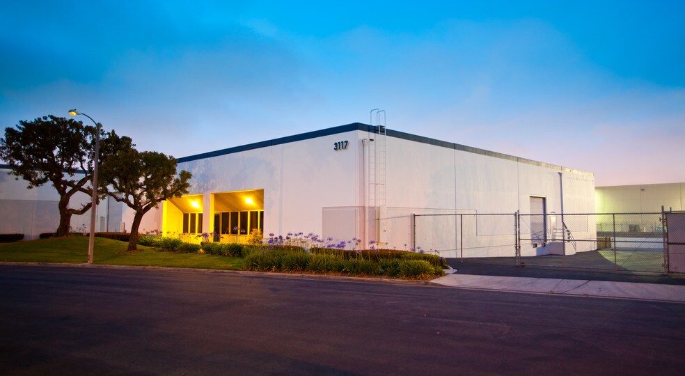 3101 W MacArthur Blvd, Santa Ana, CA à louer - Photo du bâtiment - Image 2 de 5