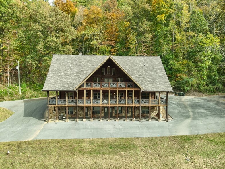 VSM & Tellico Rentals Portfolio Cabin Sa portfolio of 5 properties for sale on LoopNet.ca - Building Photo - Image 2 of 97