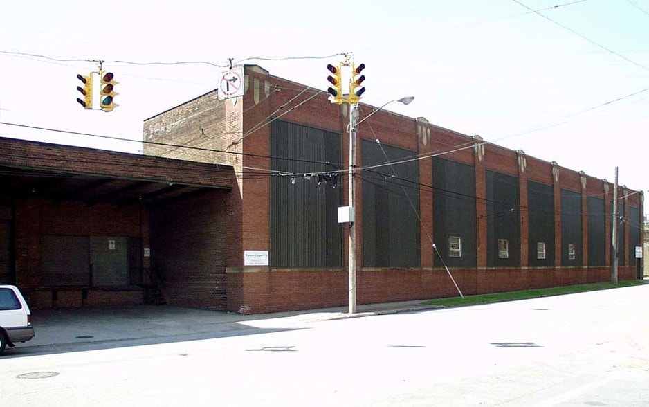 4400 Commerce Ave, Cleveland, OH à vendre - Photo du bâtiment - Image 2 de 8