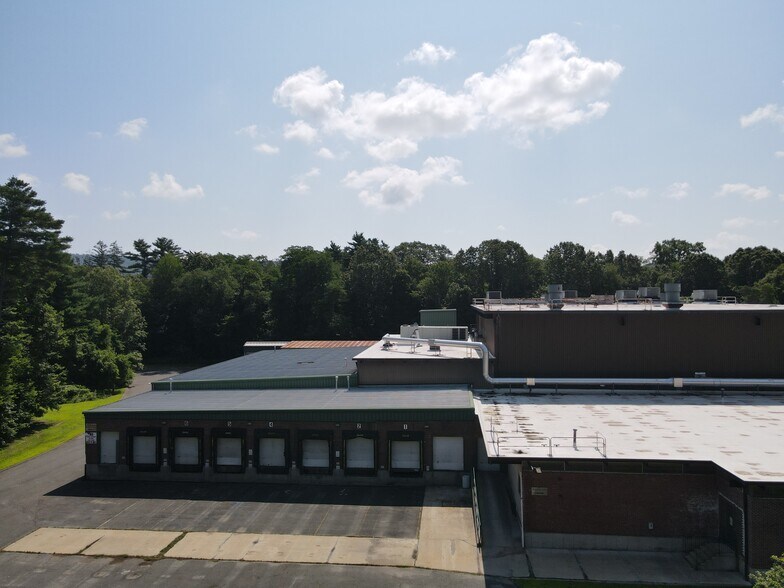 60 Security Dr, Avon, CT à louer - Photo du bâtiment - Image 3 de 12