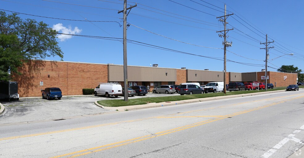6310-6344 W Gross Point Rd, Niles, IL à louer - Photo du bâtiment - Image 1 de 5