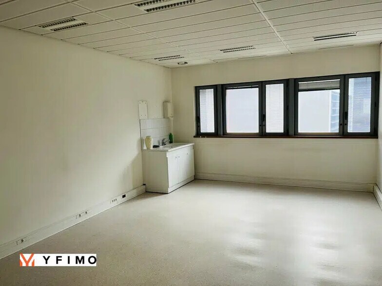 Office in Buchelay for lease - Interior Photo - Image 3 of 11