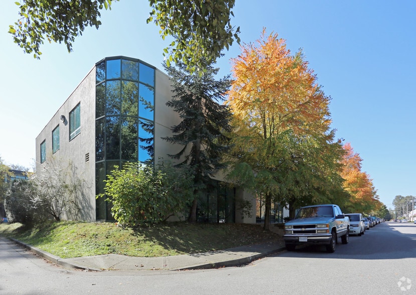 1055 W 14th St, North Vancouver District, BC for lease - Building Photo - Image 2 of 8
