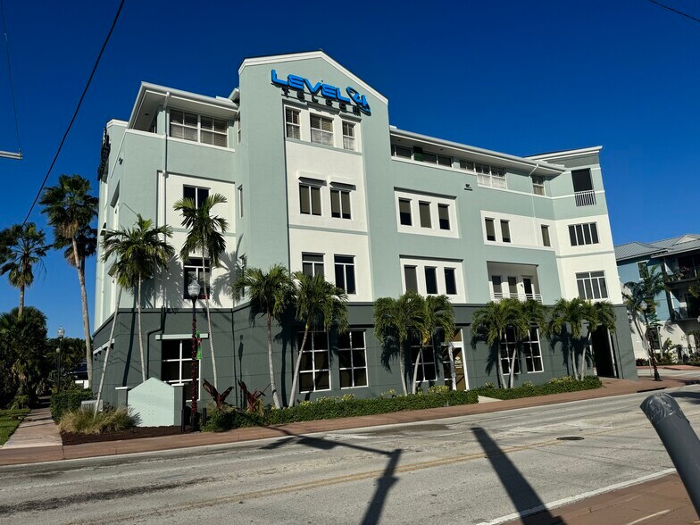 100 SW Albany Ave, Stuart, FL à louer - Photo du bâtiment - Image 2 de 13