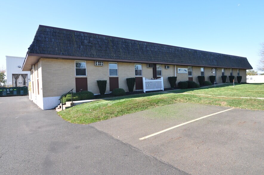 30 Industrial Dr, Warminster, PA for lease - Building Photo - Image 3 of 3