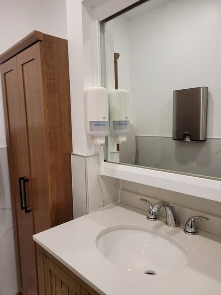 150 Rue Jarry E, Montréal, QC à louer - Photo du bâtiment - Image 3 de 8