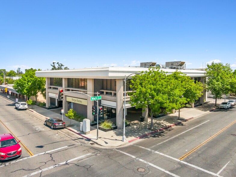 520 W Main St, Visalia, CA à louer - Photo du bâtiment - Image 2 de 6
