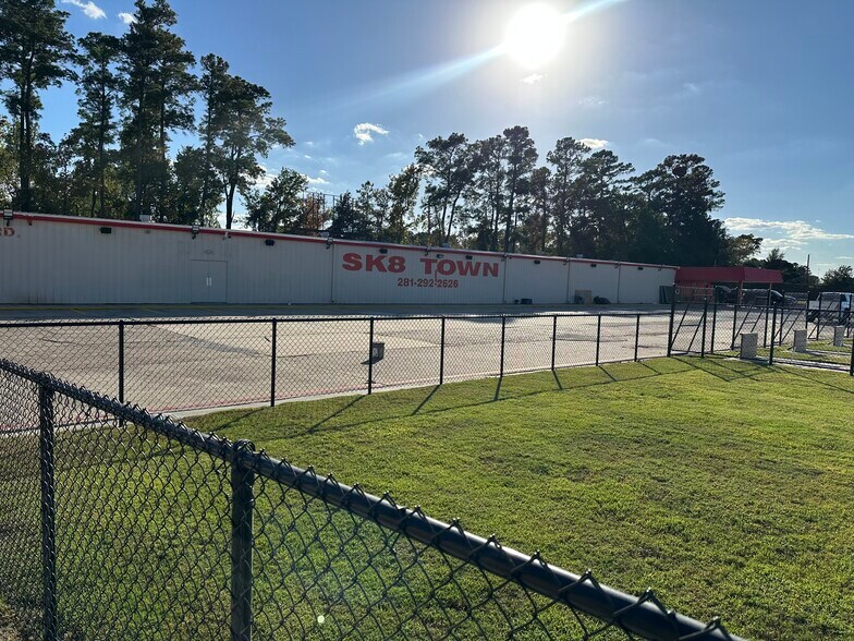 Skate Town Entertainment Venue portefeuille de 2 propriétés à vendre sur LoopNet.ca - Photo du bâtiment - Image 2 de 16