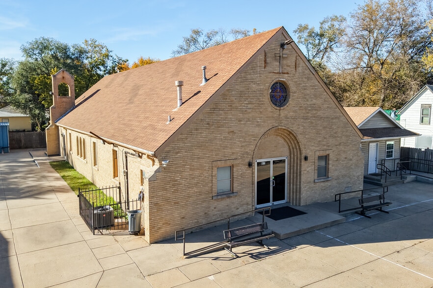 CHURCH WITH EVENT SPACE & 6-BEDROOM HOME portfolio of 3 properties for sale on LoopNet.ca - Building Photo - Image 3 of 13