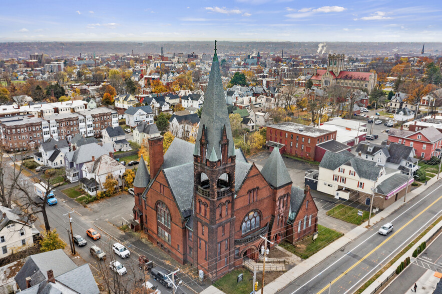 474 Pleasant St, Holyoke, MA à vendre - Photo du bâtiment - Image 1 de 1