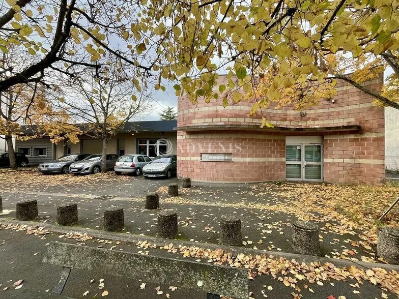 Flex in Conflans-Sainte-Honorine for lease - Primary Photo - Image 1 of 3