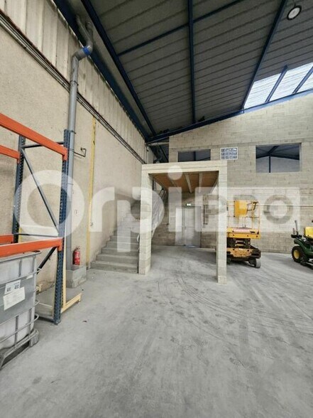 Industrial in Tinqueux for lease - Interior Photo - Image 2 of 6