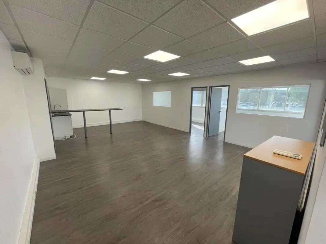 Office in Rousset for lease Building Photo- Image 1 of 7