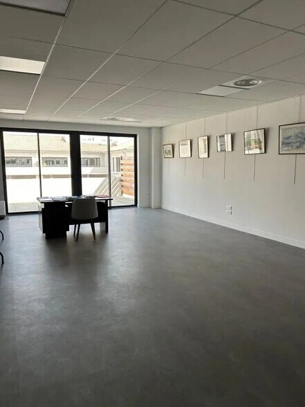 Office in Aubagne for lease - Interior Photo - Image 1 of 5