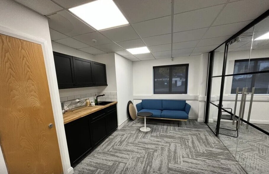 Cardiff Rd, Pontypridd for sale - Interior Photo - Image 3 of 4