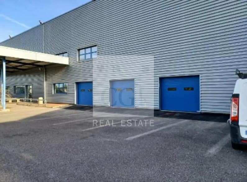 Industrial in LES ECHETS for lease - Building Photo - Image 3 of 4