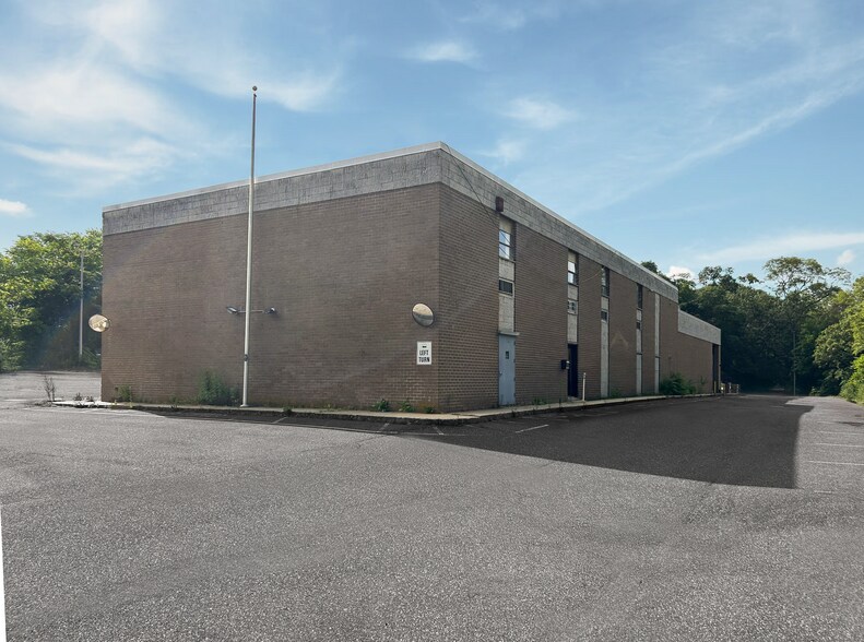1 Main St, Yaphank, NY à louer - Photo du bâtiment - Image 2 de 2