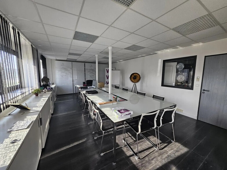 Flex in Moissy-Cramayel for lease - Building Photo - Image 3 of 5