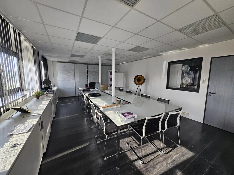 Flex dans Moissy-Cramayel à louer - Photo du bâtiment - Image 3 de 5