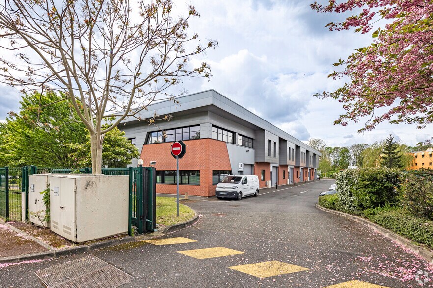Flex dans Saint-Ouen-l'Aumône à louer - Photo du bâtiment - Image 3 de 3