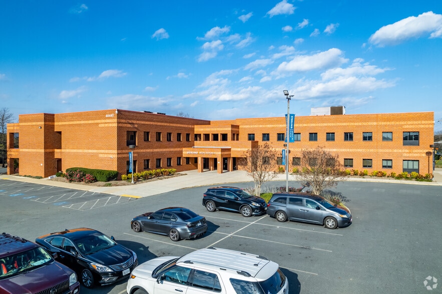 46440 Benedict Dr, Sterling, VA à louer - Photo du bâtiment - Image 2 de 5