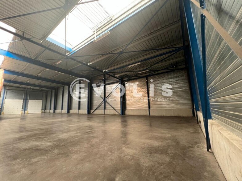Flex in Crosne for lease - Interior Photo - Image 2 of 15