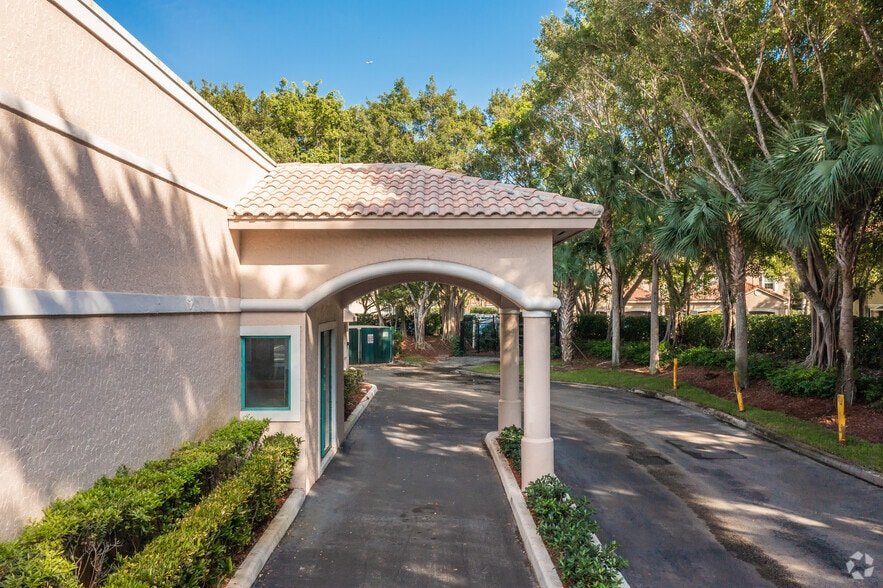 46-98 Indian Trce, Weston, FL for lease - Building Photo - Image 3 of 14