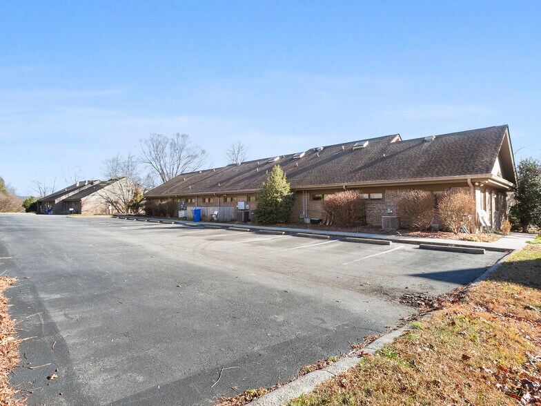 157 Medical Park Dr, Brevard, NC à louer - Photo du bâtiment - Image 2 de 24