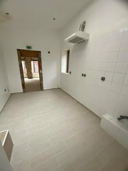 Retail in Lyon for lease - Interior Photo - Image 2 of 6