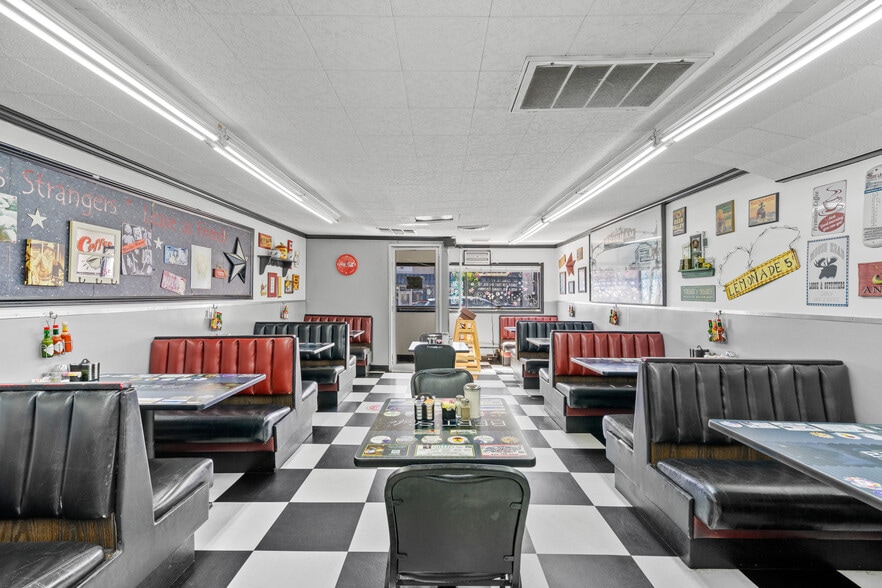 Restaurant + Apartment portfolio of 2 properties for sale on LoopNet.ca - Building Photo - Image 2 of 12