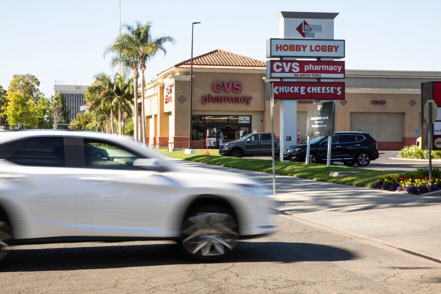 4001-5195 Hardwick St, Lakewood, CA à louer - Photo du bâtiment - Image 2 de 10