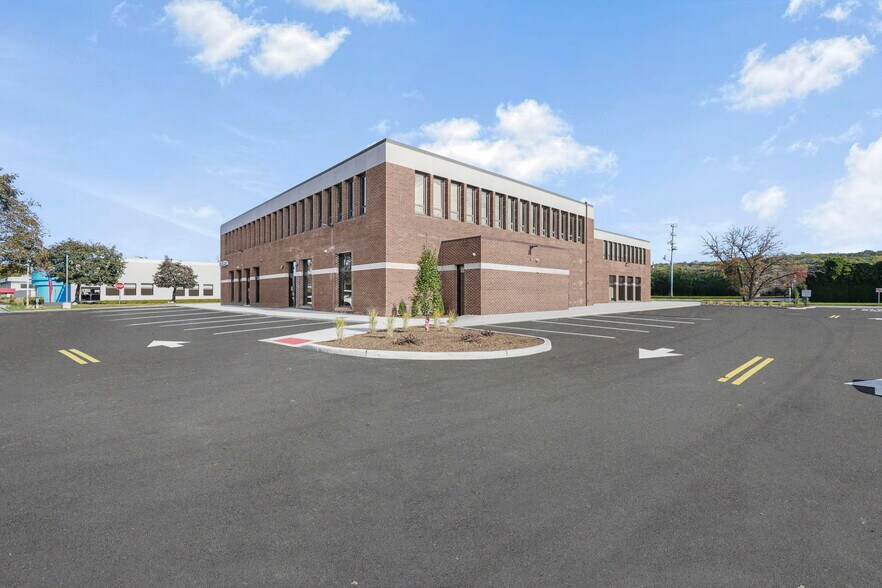 1 Lethbridge Plz, Mahwah, NJ à louer - Photo du bâtiment - Image 3 de 15