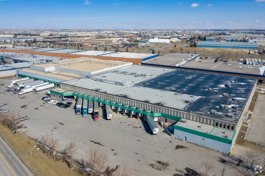 7704 30th St SE, Calgary, AB à louer - Photo du bâtiment - Image 3 de 10