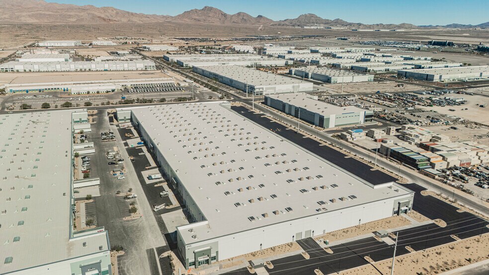 East Tropical Parkway, Las Vegas, NV à louer - Photo du bâtiment - Image 3 de 14