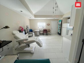 17447 Chatsworth St, Granada Hills, CA à louer Photo intérieure- Image 2 de 6