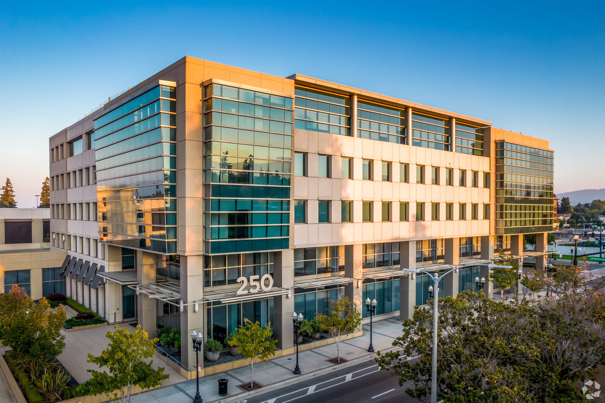 200-300 S Mathilda Ave, Sunnyvale, CA à louer Photo du bâtiment- Image 1 de 9